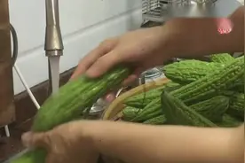 苦瓜生晒好还是熟晒好，晒苦瓜干要不要去籽？很多人都不知道视频封面