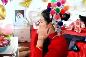 贵州美女嫁给侗族小伙儿，正在穿衣打扮，好漂亮！视频封面