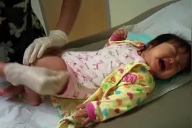 6个月大的宝宝打针痛到大哭，妈妈在一旁看着心都碎了！视频封面