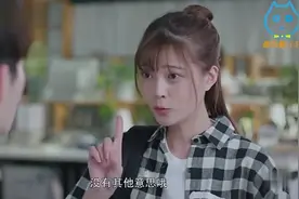 美女和男友吃火锅，辣得忍不住发出声音，男老板直勾勾看她视频封面