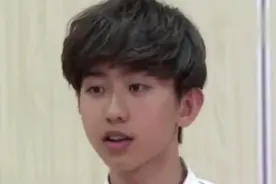 蔡徐坤十六岁的时候就已经这么帅，说起英语来也很有范儿