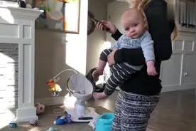 妈妈抱着小宝宝还能忙活着弄东西，妈妈真是不容易！