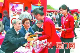 百款特色伴手礼接受评委“检阅”图片