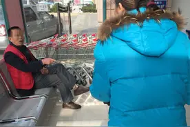 年轻妈妈推婴儿车进超市遭拒：抱不动孩子就别购物图片