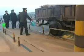 请为他们点赞！两车轮胎相继起火，丰津公路收费员奋力扑救！图片