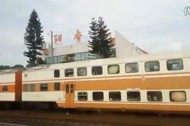 难得一见的橙色双层火车！停靠在广东三茂铁路阳春站视频封面