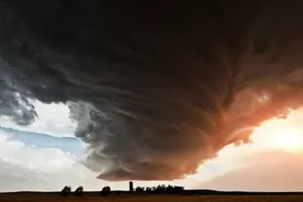 美国追风人，实拍龙卷风瞬间吸走房子视频封面