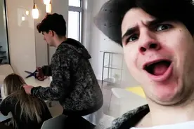 小伙剪掉女友头发恶搞她，结果女友发飙！这下玩儿大了！视频封面