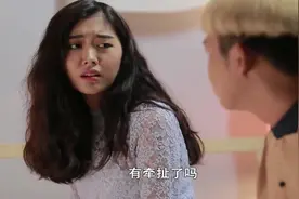 美女刚开始还叫男孩离她远一点，没想到电梯一坏，却主动靠着他
