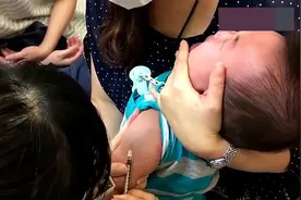 六个月的宝宝打针，被妈妈摁在怀里动弹不得，看着好心疼！视频封面