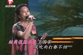 大妈深情演唱《军中绿花》，被点评：尾音不稳，方言太多视频封面