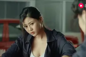 小伙在修车厂上班，却被霸气的老板娘吸引，根本无心工作视频封面