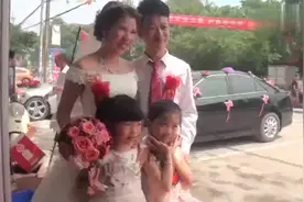 广西这对夫妻完婚，新郎官媳妇亲自在门口迎宾客，真是天生的这对视频封面