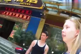 外国妹子看到中国特色表情包，差点笑懵了，中国人真会玩视频封面