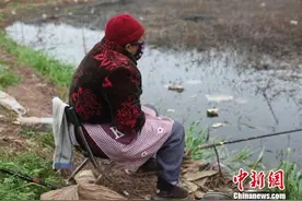 成都七旬老太钓鱼六十余载 当地人称“女钓神”图片