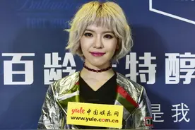 郑兴琦顶银发惊艳亮相 华晨宇飙高音引歌迷尖叫图片