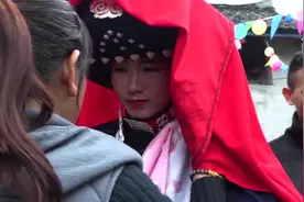 四川农村彝族一姑娘出嫁，深情拥抱亲人，上车时，哭了视频封面