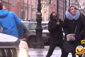 国外爆笑街头恶搞：小伙假装头顶冰块掉下来，路人吓得也跟着躲视频封面