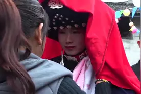 四川农村彝族一姑娘出嫁，深情拥抱亲人，上车时，哭了视频封面