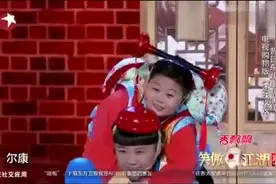 这俩小伙穿着长褂出场！扮紫薇尔康上演搞笑广告！郭德纲看乐了！