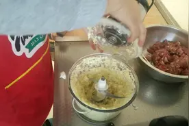 全国气温骤降，闺女嫌冷要吃热汤的，农村妈妈做馄饨里脊肉白菜馅视频封面