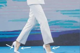 佟丽娅为了高跟鞋不掉，在脚上缠透明胶带太拼了视频封面