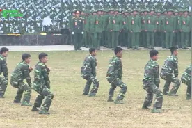 越南军事频道罕见中文汉语播报越南人民军新兵入营，帽子是亮点！