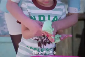 妈妈往儿子脸上亲了一口，儿子也学样，母子俩感情深似海视频封面