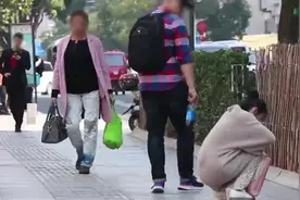 街头测试：女生痛经难忍蹲在路边，竟然还有人当面嘲笑她！