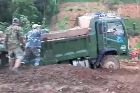 大卡车满载红薯陷坑，请来两辆车和十几个人都没能搞定视频封面