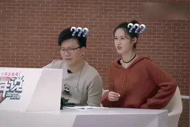 爸爸趁儿子睡觉偷摸给他剃光头，少年气愤吐槽，结果却遭老爸反击视频封面