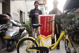见路边“小黄车”没锁 拾荒人竟骑着去捡垃圾 结果……遇到警察！图片