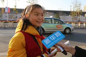 小记者“跑”两会图片