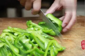 农村小哥突发奇想，这样吃泡面，一下子下包泡面，吃的津津有味