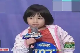 6岁独腿小女孩支撑板凳上台，与评委互动观众很心酸，看不下去了