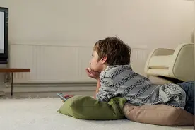 一位妈妈的辩解：这些情况下用电视哄孩子也不为过图片