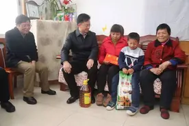 新春慰问送温暖——青秀区委领导带队看望慰问困难对象及离退休老干部图片