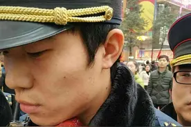 城管执法遭老太竹签刺喉：暂无生命危险，涉事者被警方控制图片