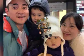 李晨晒合照迎新年 夫妇各抱一儿子妻子气质不俗视频封面
