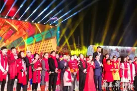 傅琰东再上央视春晚 携父亲上海分会场创新表演“鸡”魔术图片