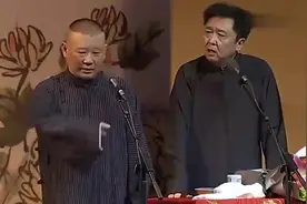 郭德纲唱卖油条的小曲儿，一吆喝起来，观众听的津津有味！