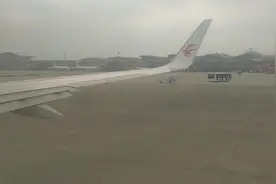 杭州萧山国际机场坐飞机到太原，空中鸟瞰杭城，还遇到了云海