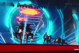 鹿晗热舞串烧，跨年演唱会现场扔口罩，嗨翻全场！