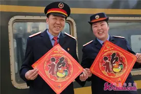 春运中的青岛客运段父女：女儿下班回家 父亲接班跑车图片