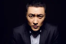 张艺谋非常器重他，跑8年龙套没红，被赵本山力捧成乡村爱情导演视频封面