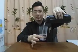 神奇魔术教学：水悬空不落下，一分钟学会