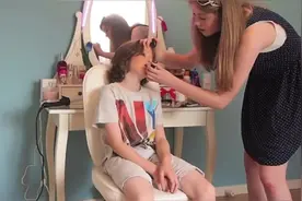 小男孩被姐姐打扮成可爱小女孩，可算是圆了姐姐的公主梦！