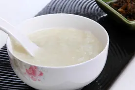 大米放在冰箱里冷冻，结冰后再熬粥，这样煮出来的粥更浓香爽滑