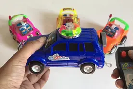 有趣的儿童玩具警车玩游戏 为孩子们学习颜色 少儿早教