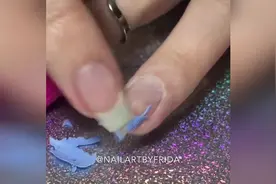 教你如何不用洗甲水也可以去除指甲油的办法视频封面